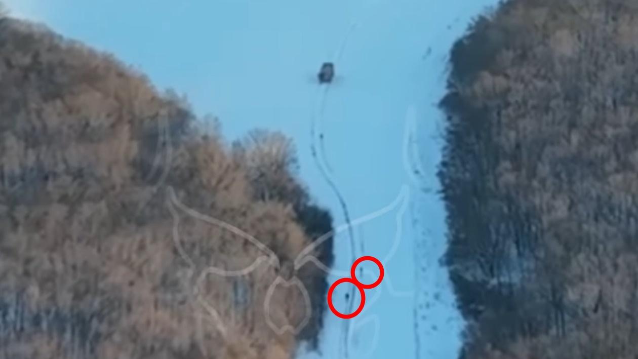 片段尾聲,可見軍車已將2名俄兵遠遠拋離。(FB)