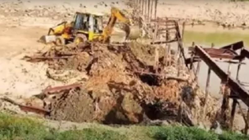 賊人將拆除鐵橋。(YouTube)