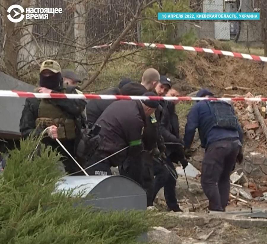 人員將屍體移離沙井。(Twitter)