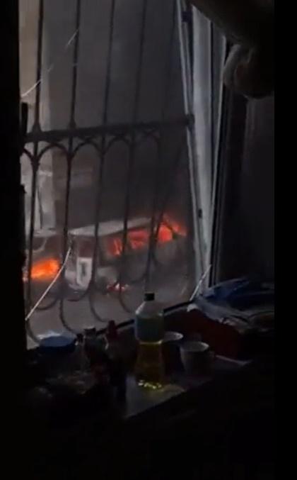 建築物外有汽車正燃燒。(Twitter)