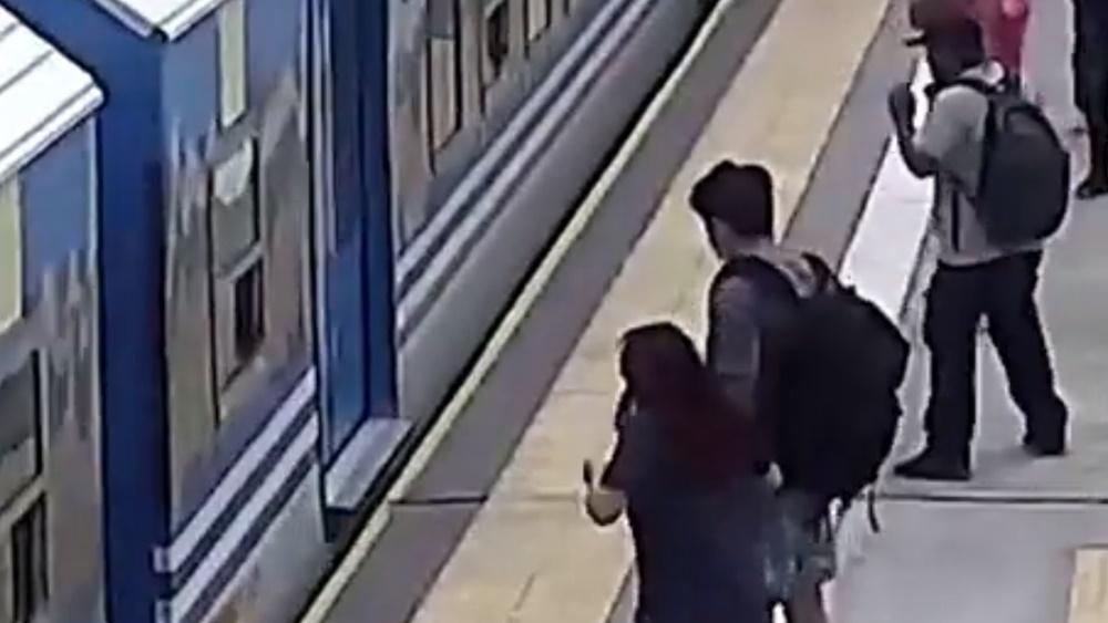 旁人不知所措。(Twitter)