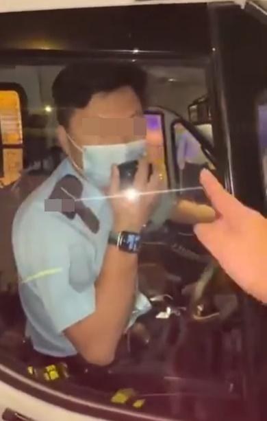 有市民圍警車爆粗與警掀罵戰。(FB)