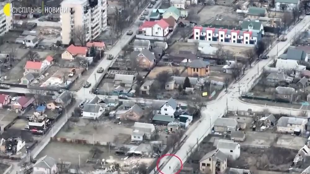 細圈內一名平民在街上踩單車。(Twitter)