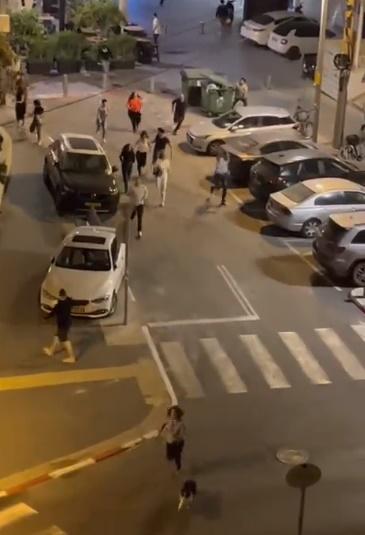 民眾慌忙走避。(Telegram)