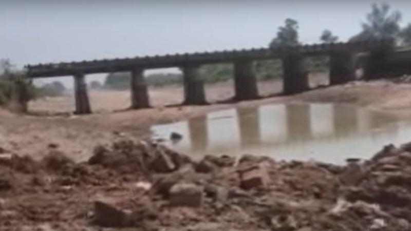 居民早已使用混凝土橋樑。(YouTube)