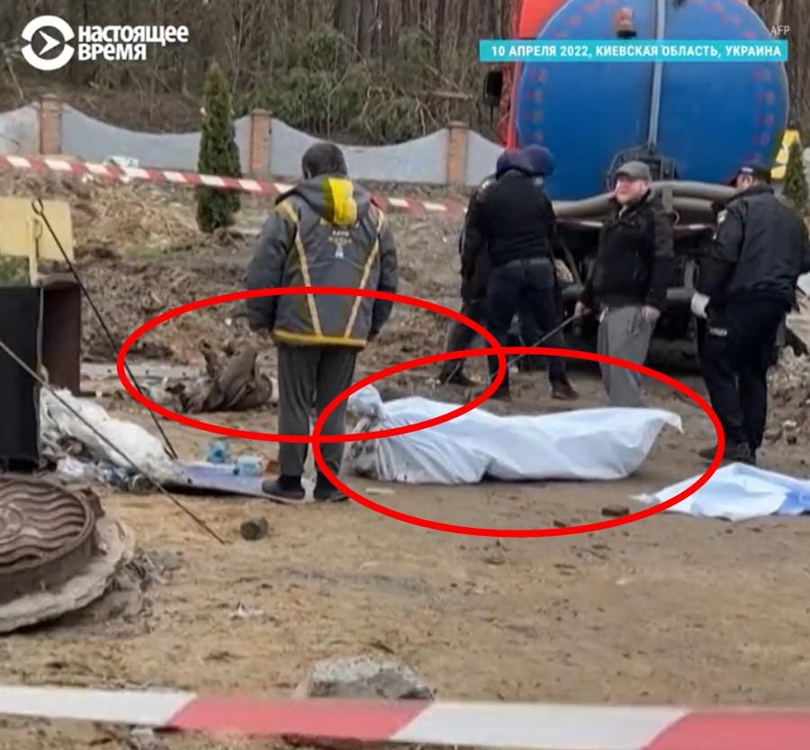 人員於沙井內移出兩具遺體。(Twitter)