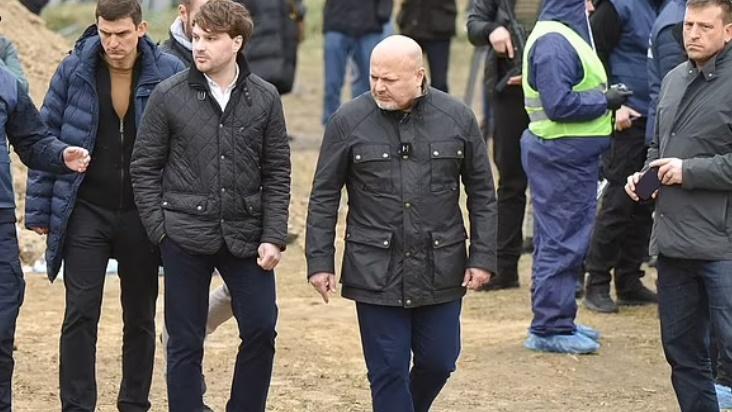 國際刑事法院首席檢察官卡里姆汗到訪有大批平民遇害的布查鎮。(Twitter)