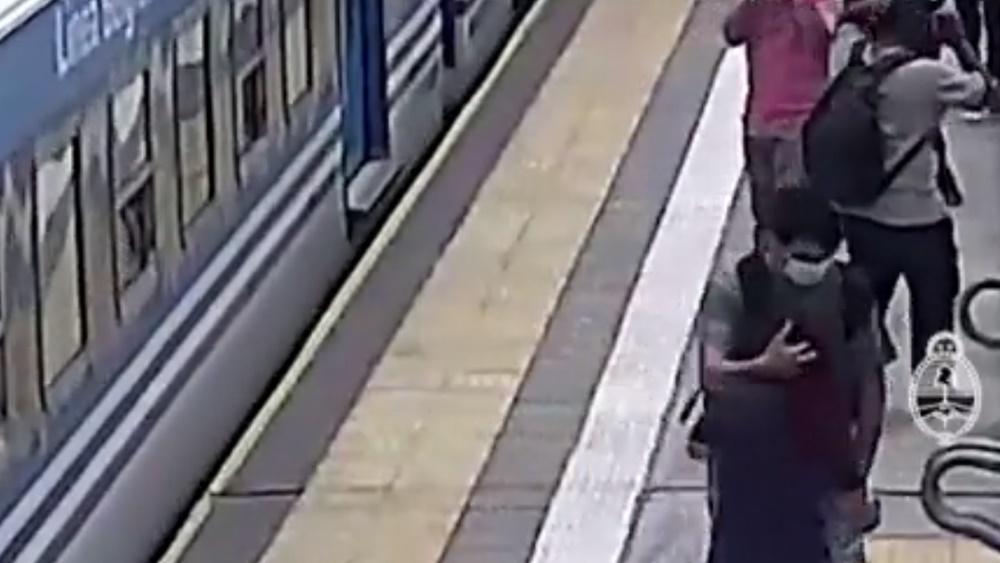 旁人不知所措。(Twitter)