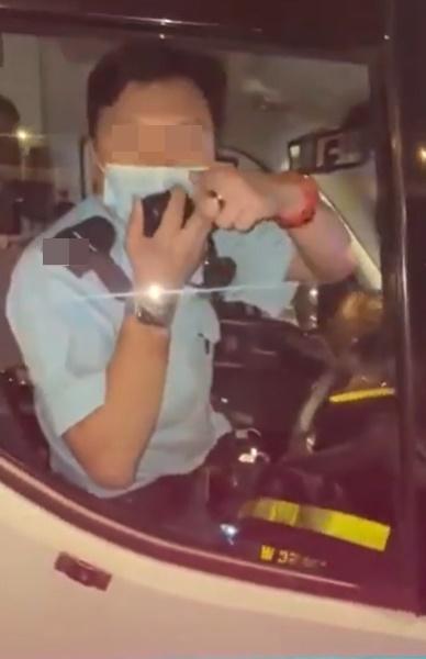 有市民圍警車爆粗與警掀罵戰。(FB)