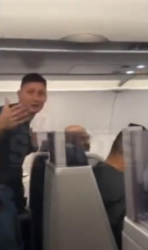 男子手舞足蹈。(Twitter)