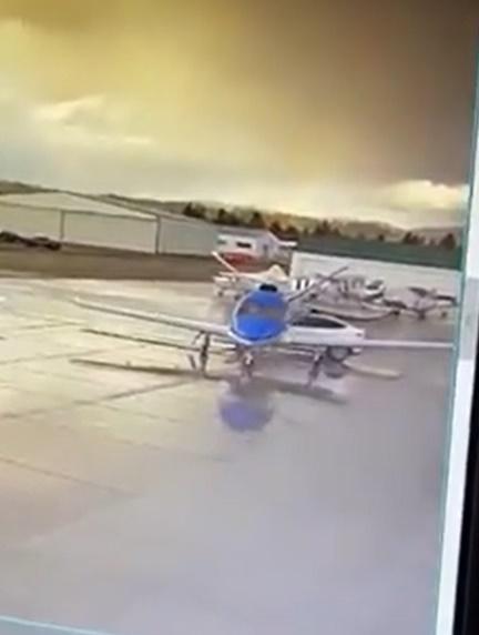 Tesla Model Y撞向私人飛機。(Twitter)