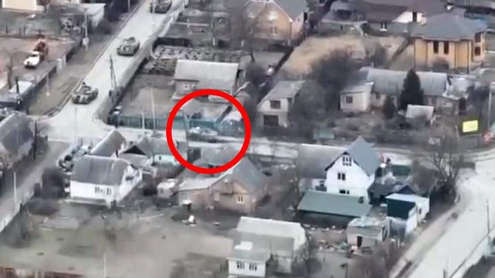 俄軍車向平民方向開火。(Twitter)