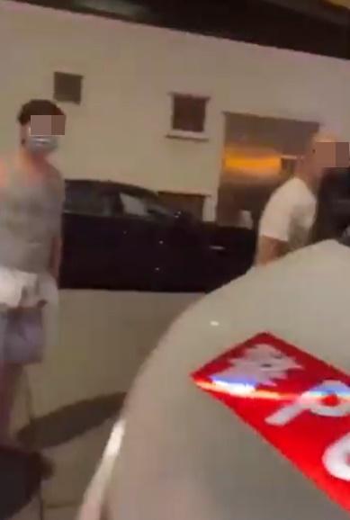 有市民圍警車爆粗與警掀罵戰。(FB)