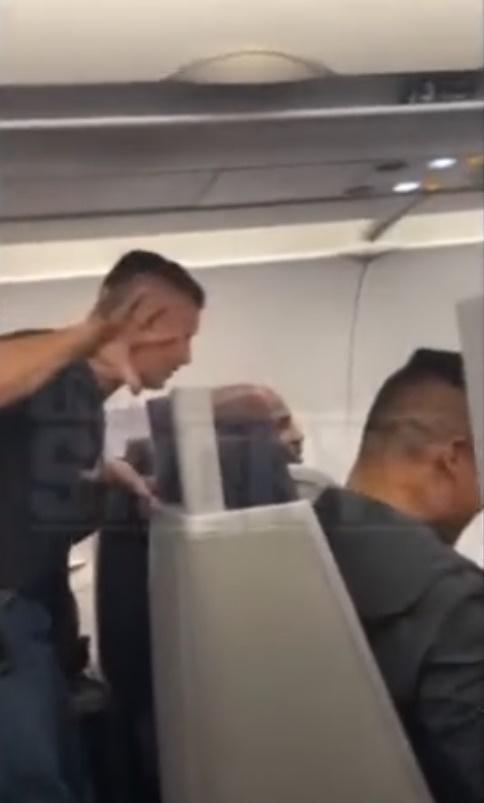 男子手舞足蹈。(Twitter)