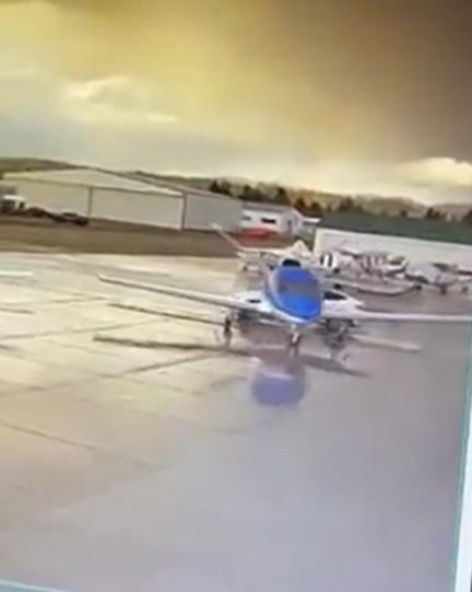 Tesla Model Y撞向私人飛機。(Twitter)