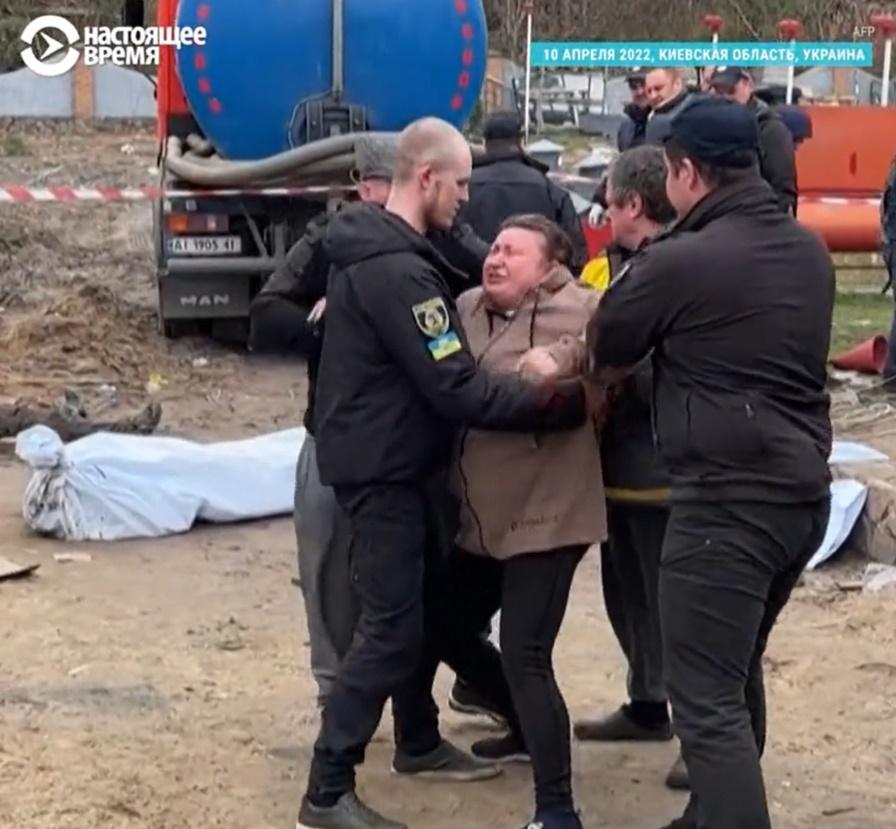 婦人再衝入封鎖線,被人員阻擋。(Twitter)