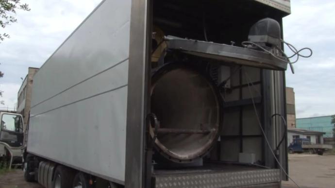 網上流傳俄軍攜帶流動火葬設備。(Twitter)