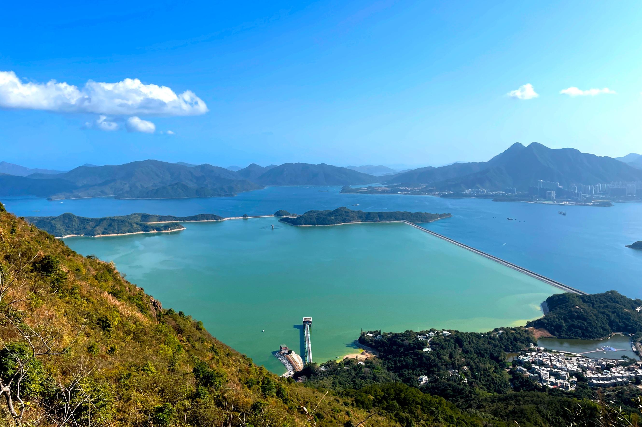 船灣淡水湖集水區是全球首個由海灣改建而成的水塘,總儲水量2億2973萬立方米;策略性儲備水塘之一,以應對不可預視的供水危機。