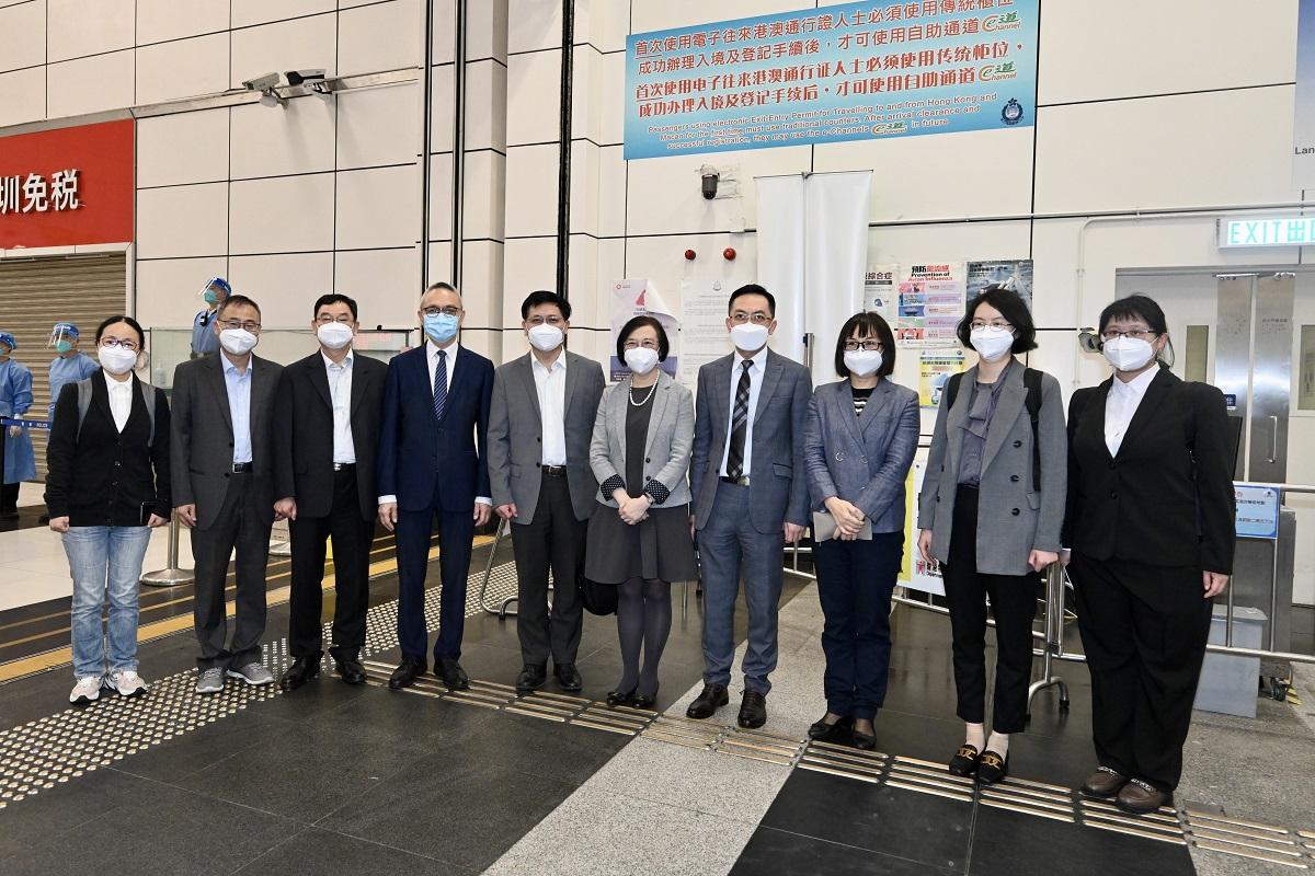 陳肇始(右五)、徐德義(左四)和林文健(右四)到深圳灣管制站,迎接新一批來港的內地疫情防控專家。(政府新聞處)