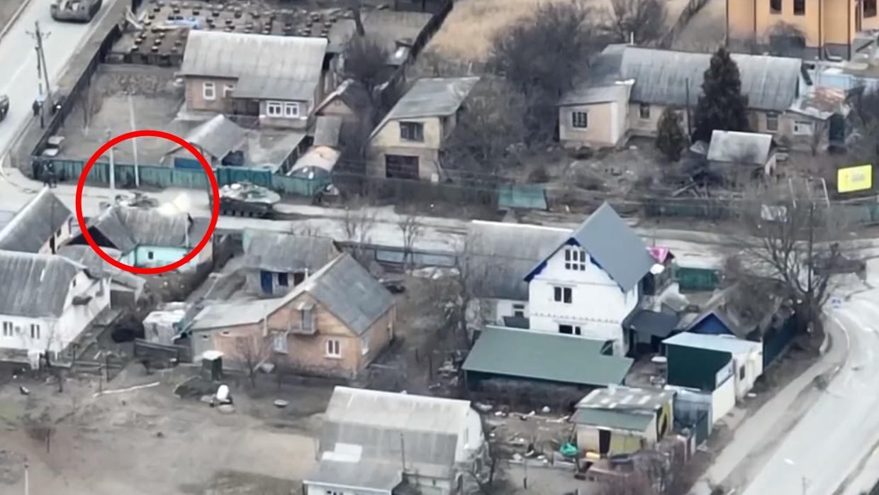 另一架俄軍裝甲車亦向平民方向發炮。(Twitter)