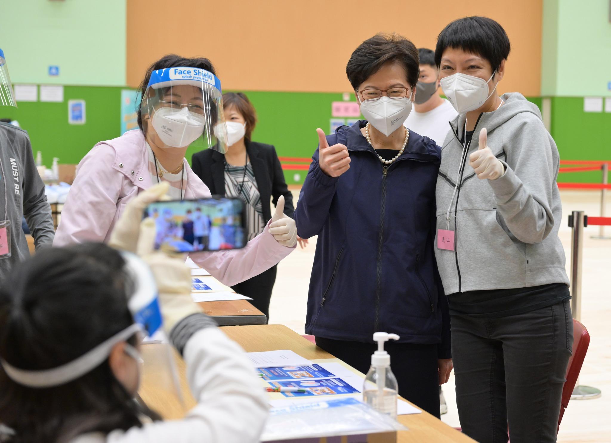 林鄭月娥在fb指,更多市民支持全民快速檢測,將有利政府分階段放寬社交距離措施。圖為她昨日探訪港島東區的增補站。(林鄭fb圖片)