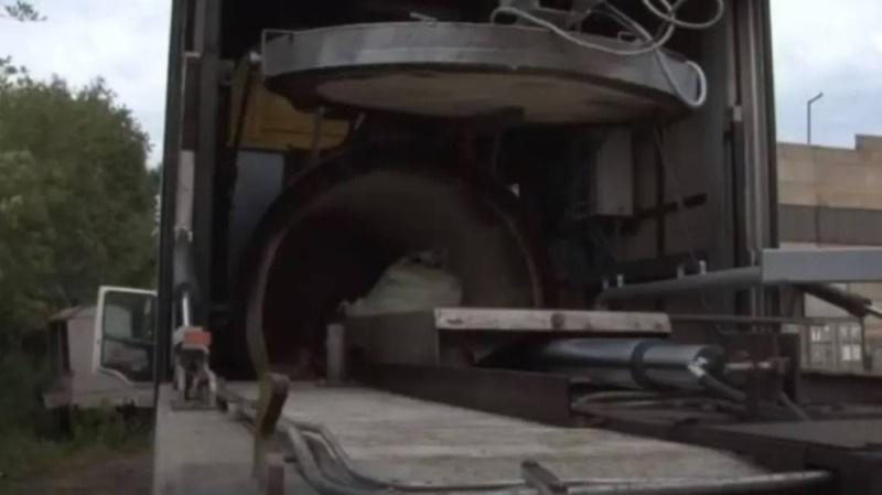 網上流傳俄軍攜帶流動火葬設備。(Twitter)