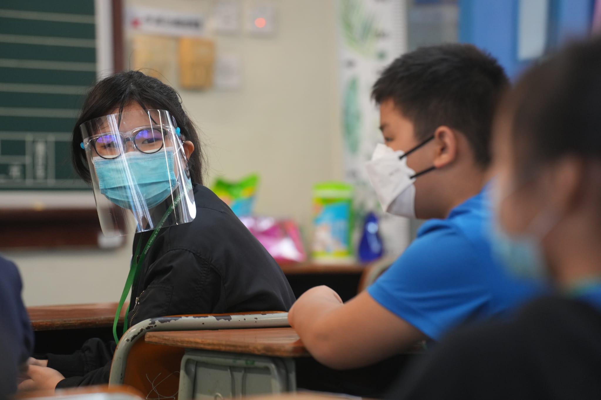 老師向學生派發面罩。(陳奕釗攝)