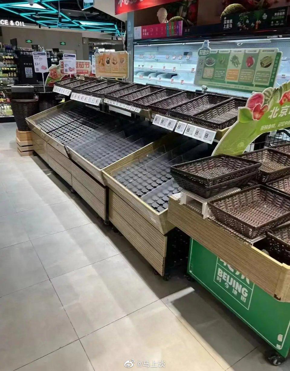 北京朝陽區今起全民檢測,多間超市出現搶購潮,貨架被一掃而空。(微博圖片)