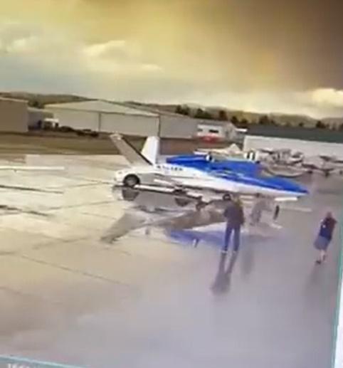 Tesla Model Y撞向私人飛機。(Twitter)