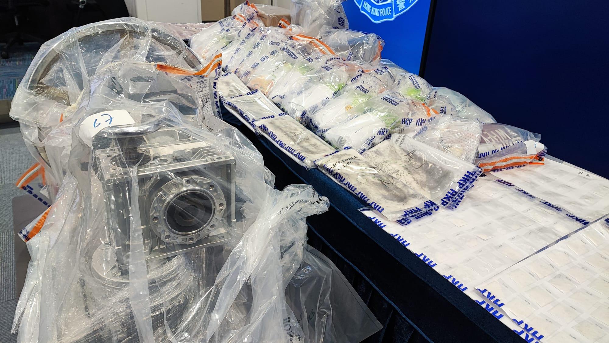 警方展示檢獲的毒品及懷疑製毒工具。(警方圖片)