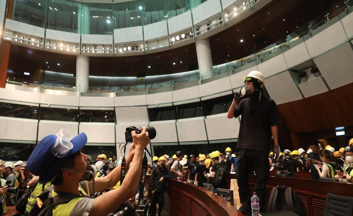 林鄭月娥任內經歷香港主權移交以來最大的社會事件,有示威人士甚至衝搫立法會。(資料圖片)