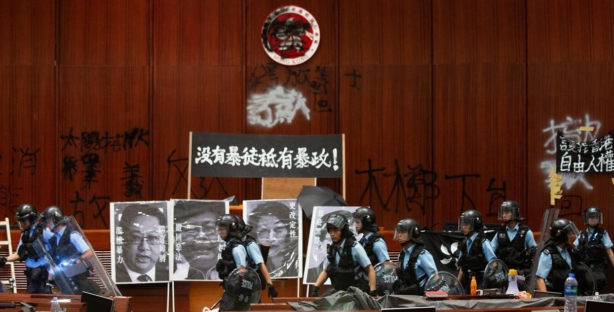 林鄭月娥任內經歷香港主權移交以來最大的社會事件,有示威人士甚至衝搫立法會。(資料圖片)