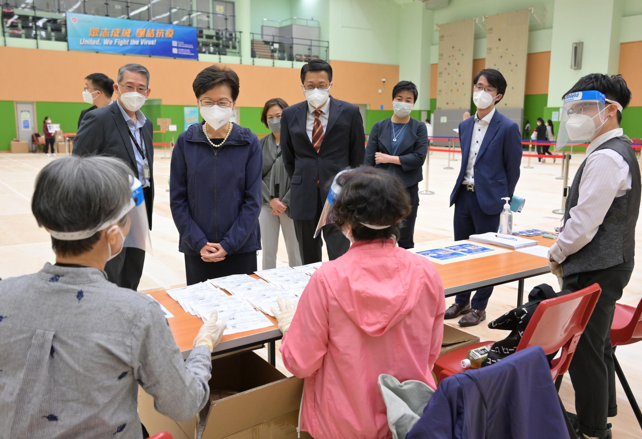 林鄭月娥在fb指,更多市民支持全民快速檢測,將有利政府分階段放寬社交距離措施。圖為她昨日探訪港島東區增補站。(林鄭fb圖片)