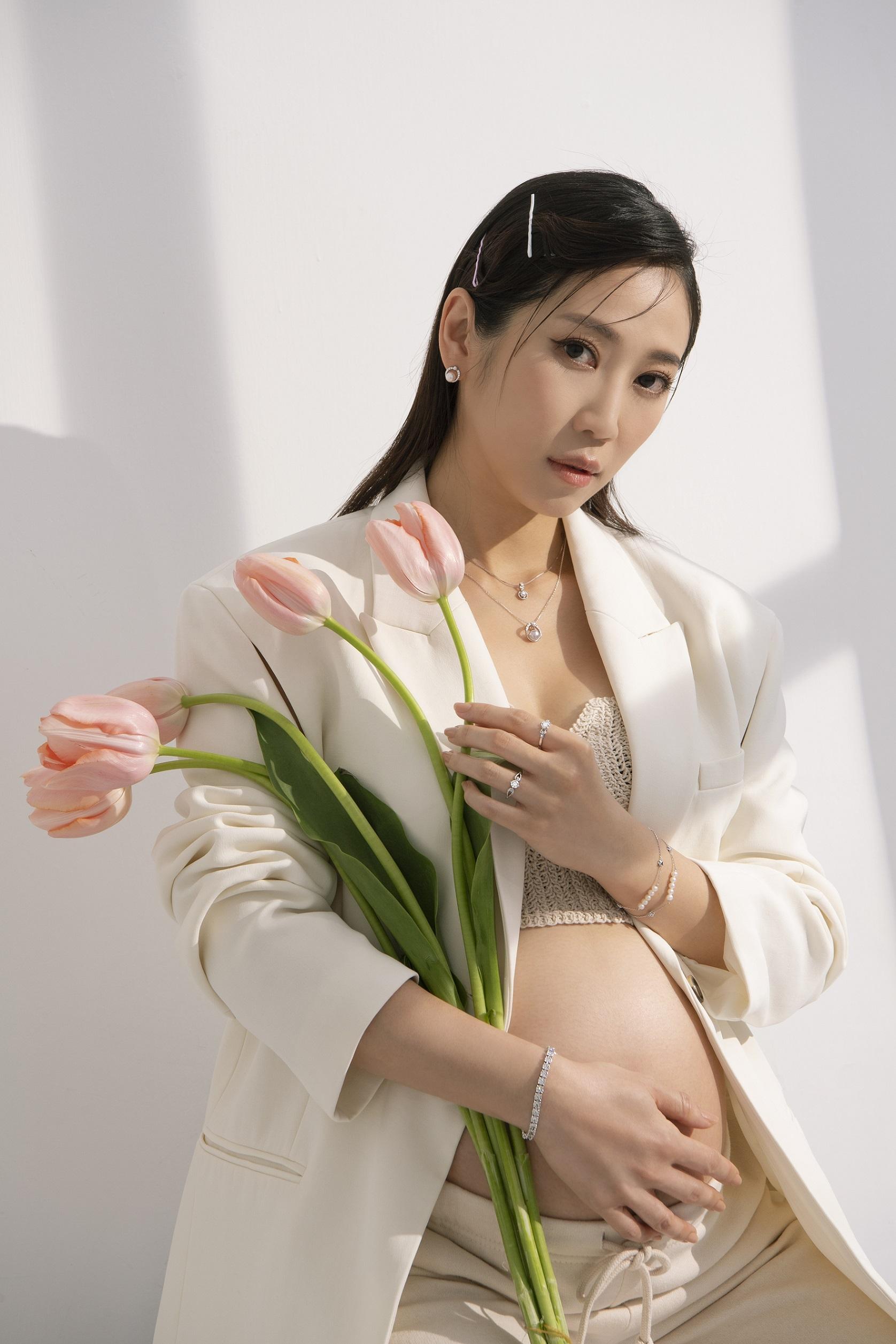 Super Girls Jessica臨盆前留影,演繹「愛的觸覺」系列。