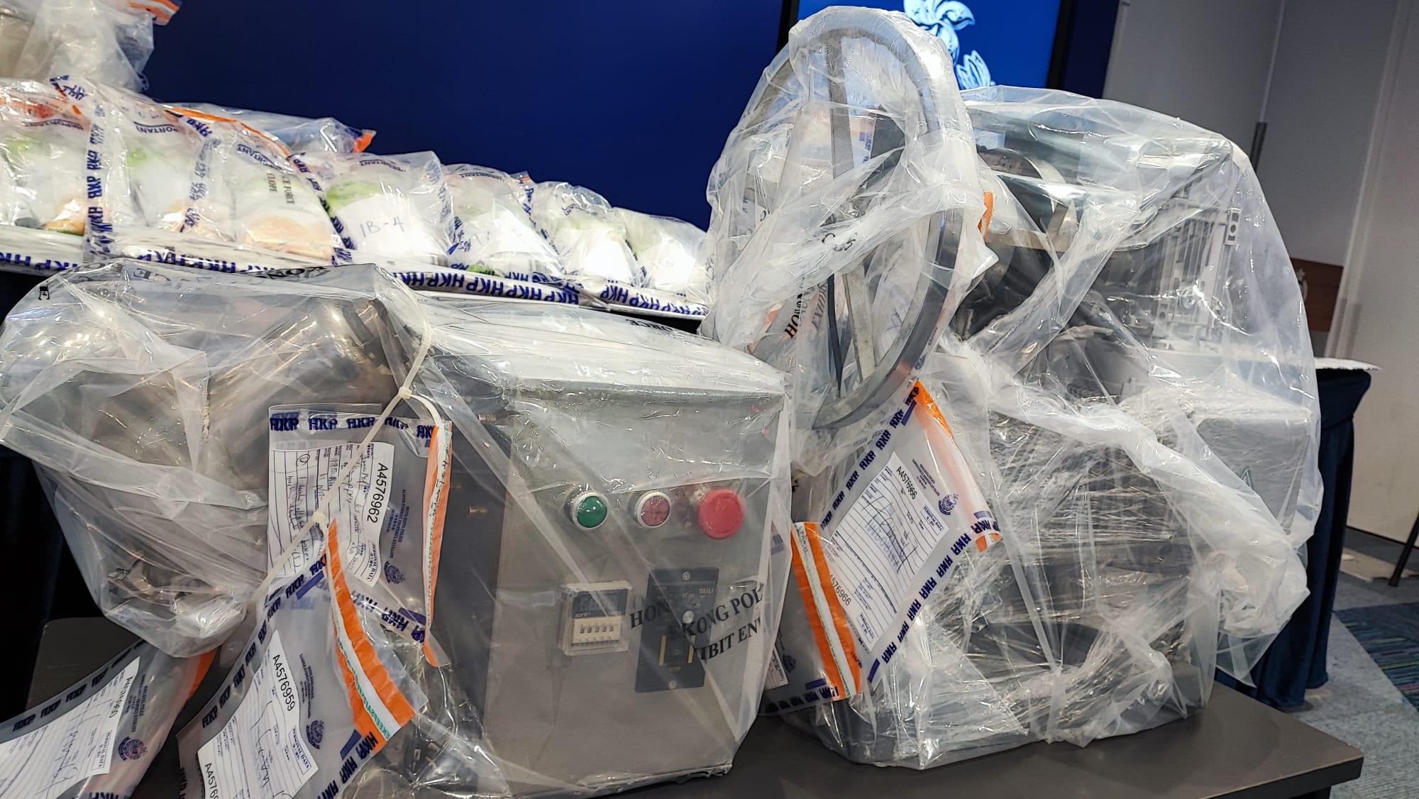 警方展示檢獲的毒品及懷疑製毒工具。(警方圖片)