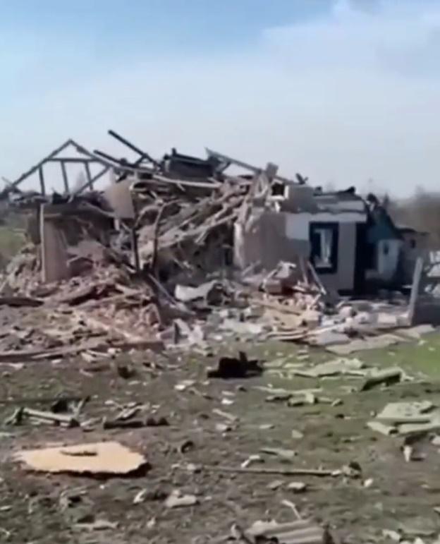 他們的家被俄炮擊倒塌。(Twitter)