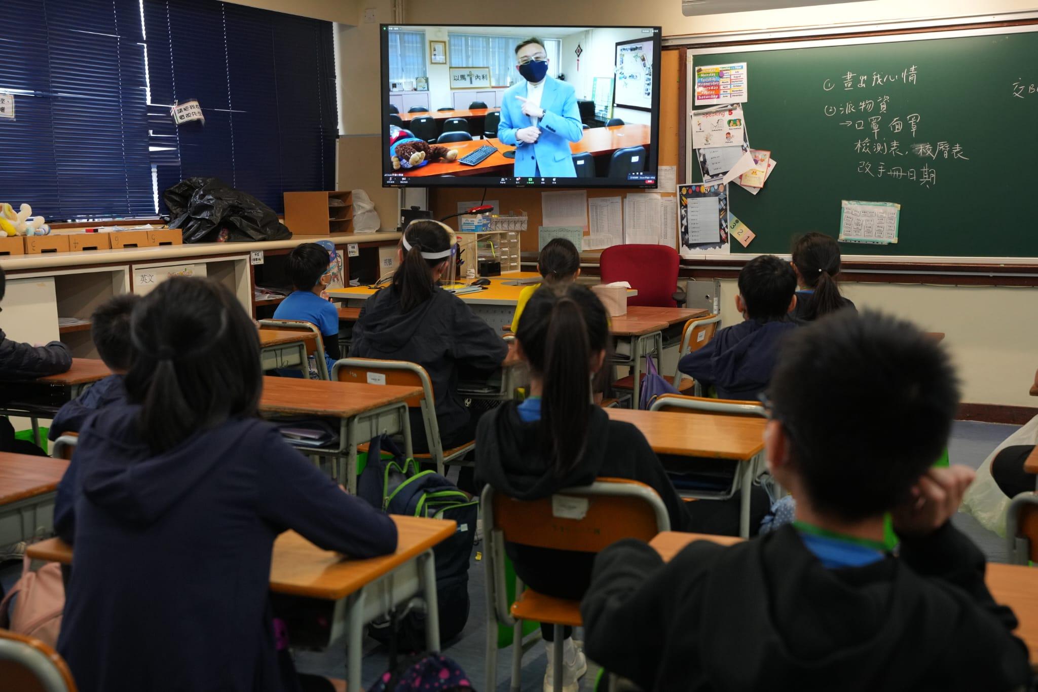 老師在堂上播放校方短片,提醒學生注意個人衛生及做好個人防護措施。(陳奕釗攝)