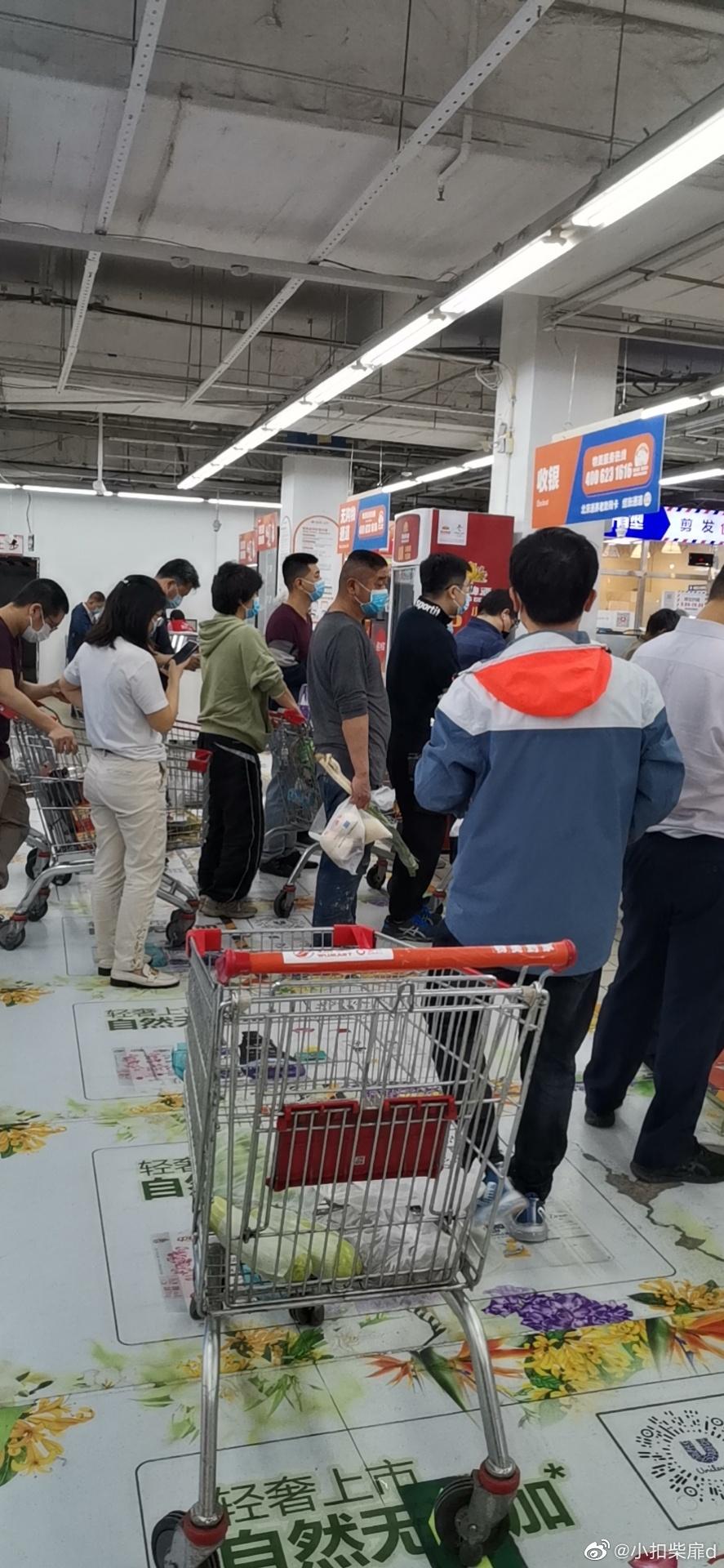 北京朝陽區今起全民檢測,多間超市出現搶購潮,民眾大排長龍。(微博圖片)