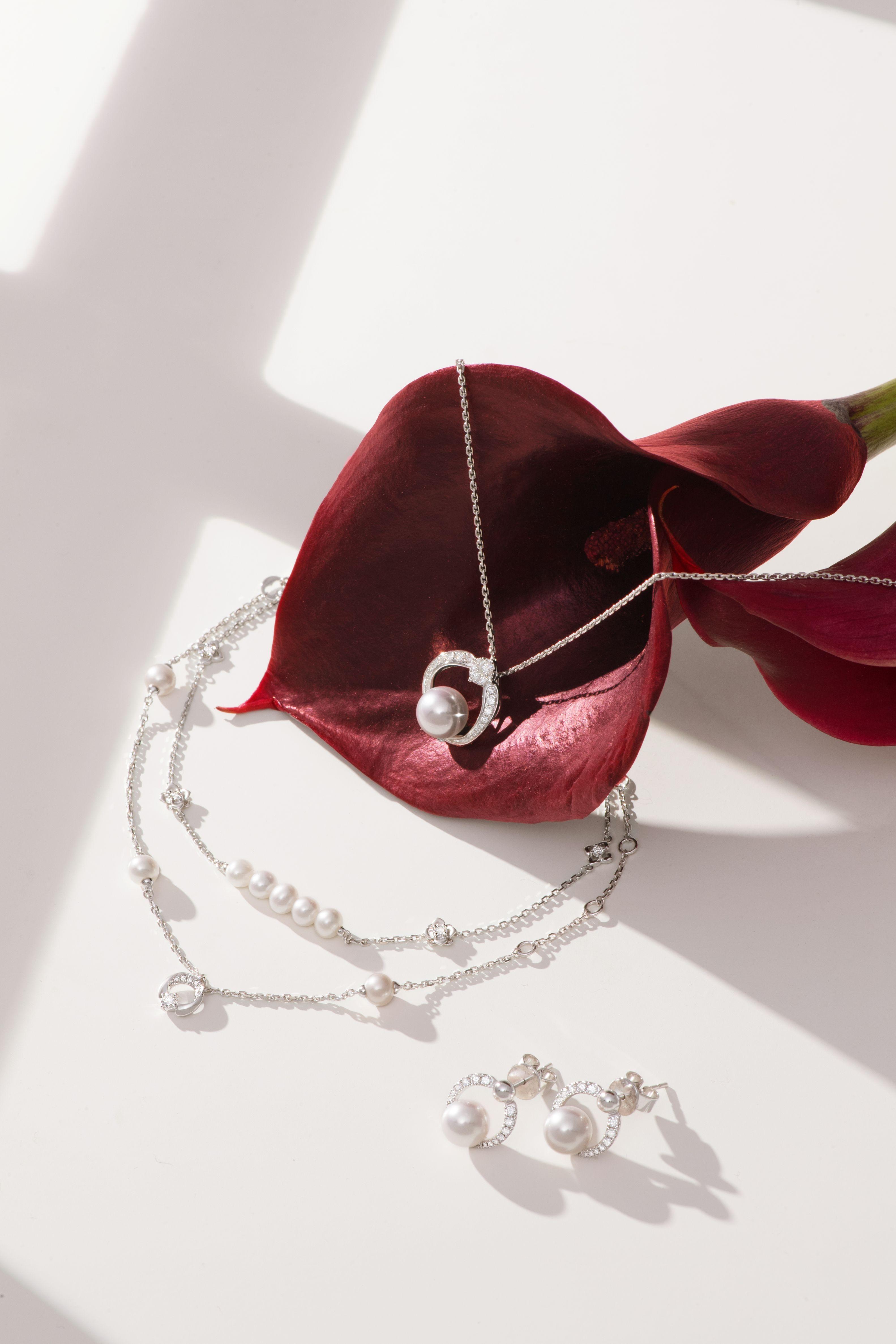 「愛的觸覺」18K白色黃金美鑽珍珠項鍊 $9,000起 「愛的觸覺」18K白色黃金美鑽珍珠手鍊 $3,500起 「愛的觸覺」18K白色黃金美鑽珍珠耳環 $8,600起