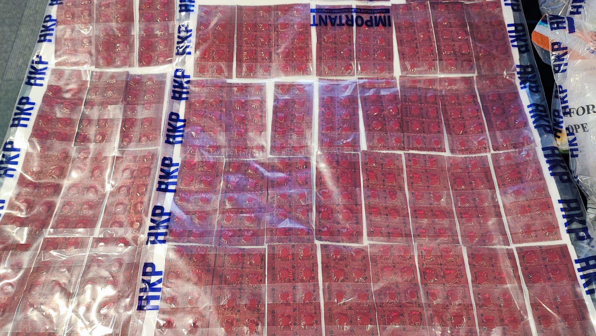 警方展示檢獲的毒品及懷疑製毒工具。(警方圖片)