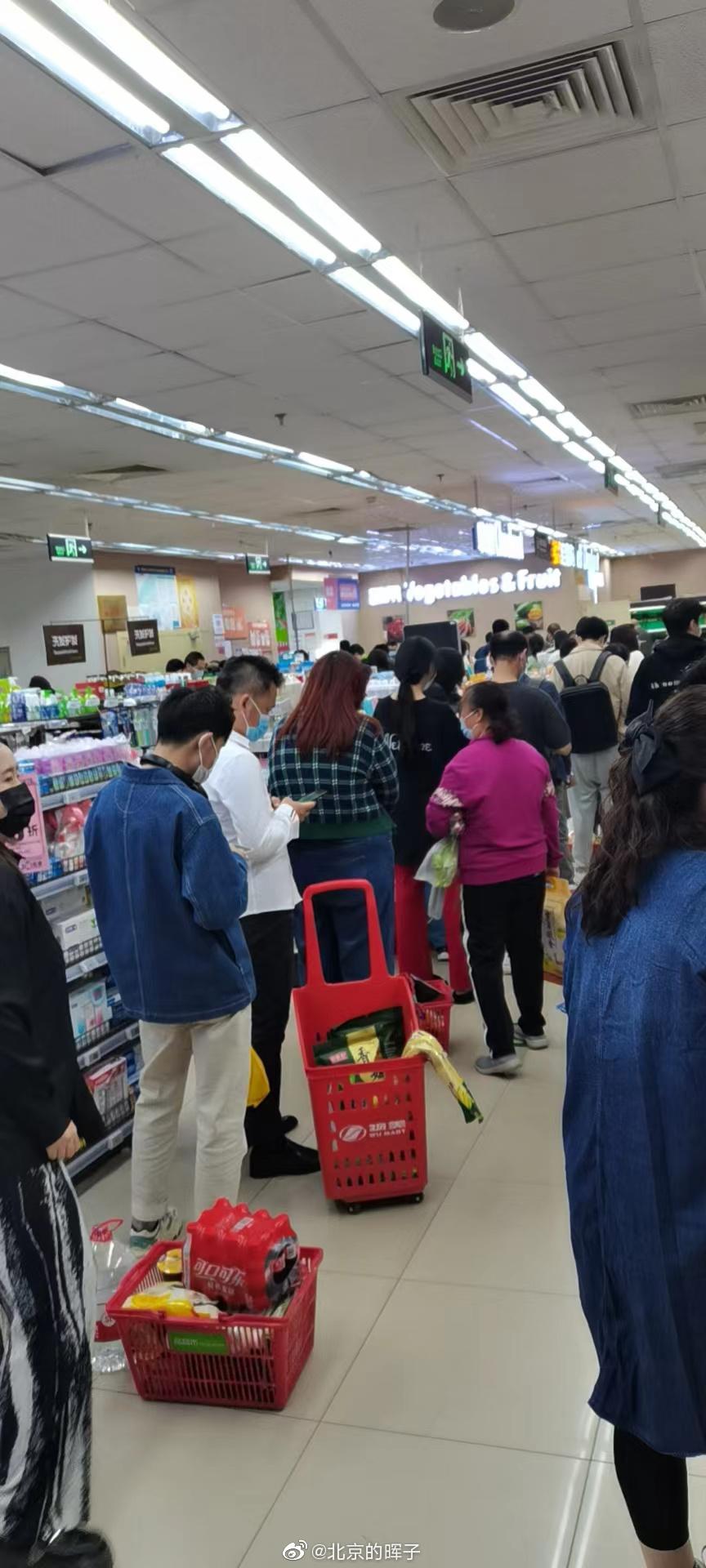 北京朝陽區今起全民檢測,多間超市出現搶購潮,民眾大排長龍。(微博圖片)