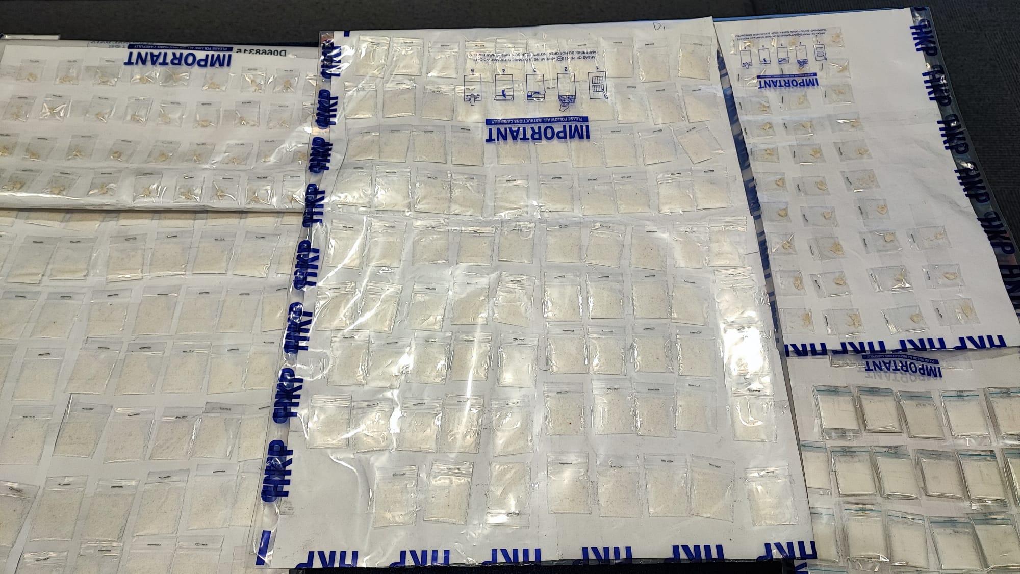 警方展示檢獲的毒品及懷疑製毒工具。(警方圖片)