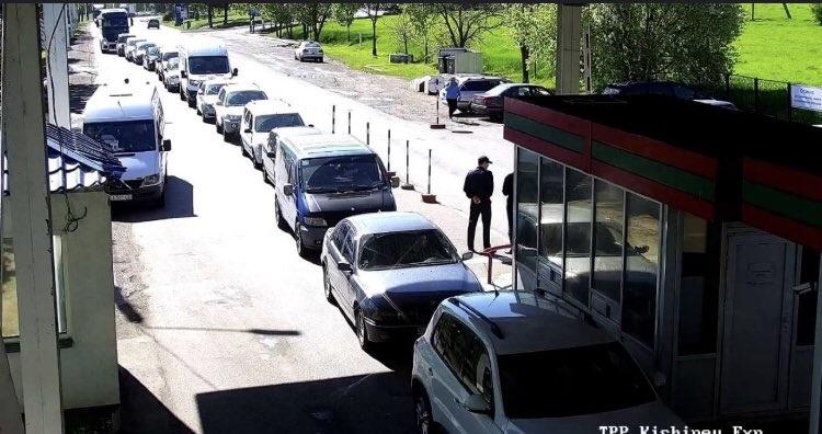 爆炸發生後,多名民眾由「德涅斯特河沿岸共和國」前往摩爾多瓦,地區接壤處出現長長車龍。(Twitter)