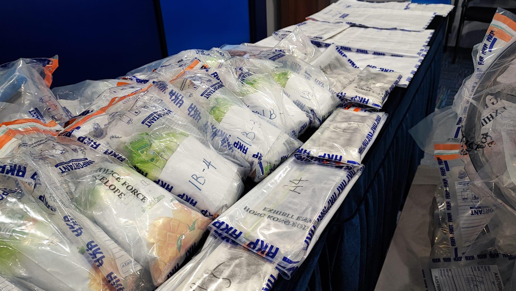 警方展示檢獲的毒品及懷疑製毒工具。(警方圖片)