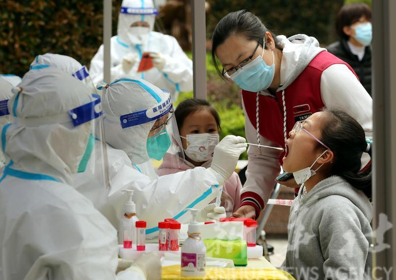 上海封控,市民進行核酸檢測。(新華社圖)