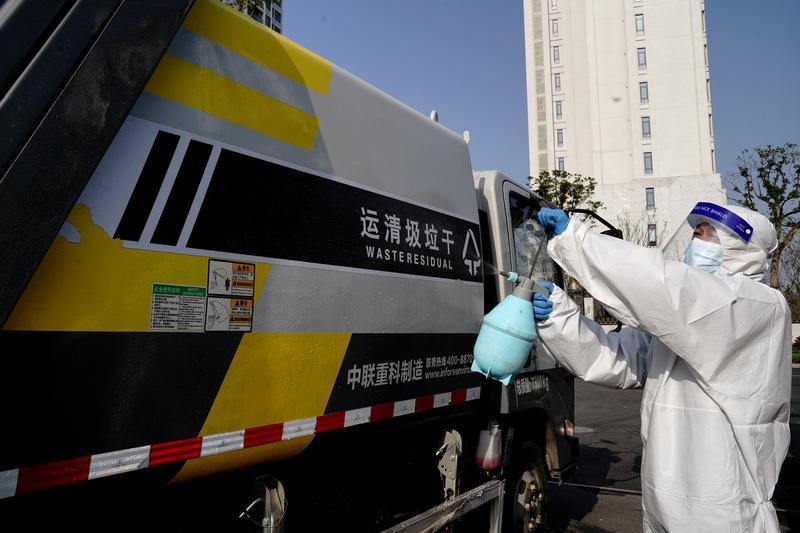 上海垃圾清運車排隊前往隔離垃圾處置場。(新華社圖)