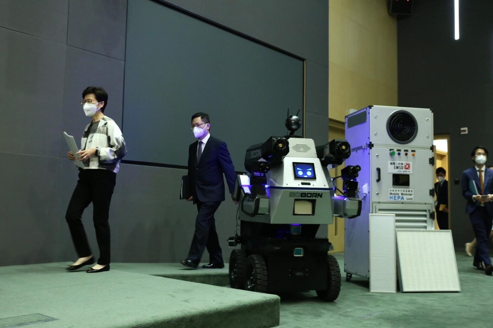 特首林鄭月娥與創科局長薛永恒交代政府在利用科技抗疫的措施。