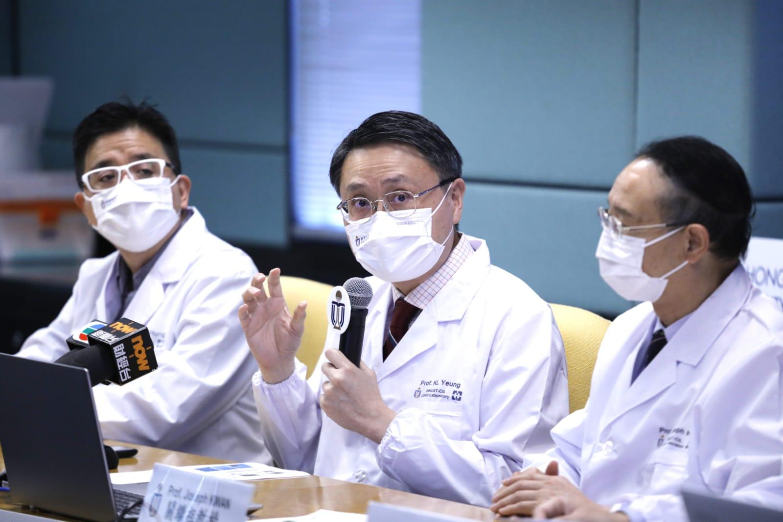 楊經倫(中)教授指,殺菌塗層透過「打底」、維持持久性及消毒功效,破壞新冠病毒的刺突蛋白,令病毒沒法生存及繁殖。(林俊源攝)