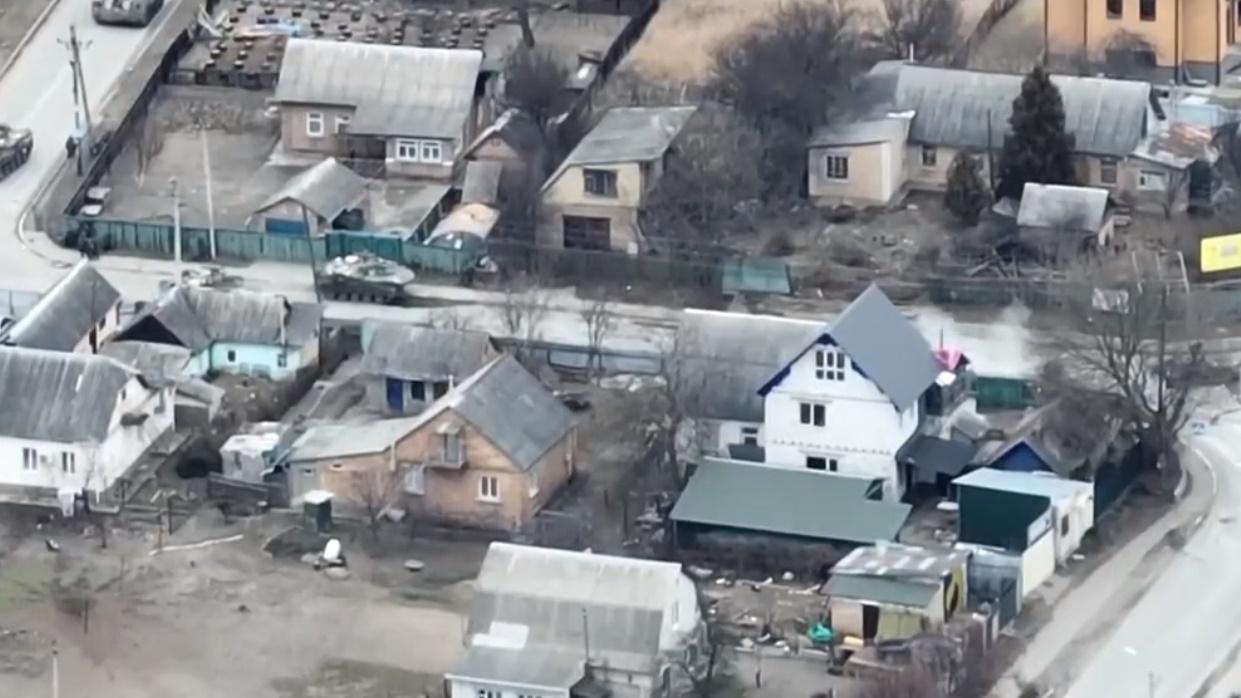 街角隨即揚起煙塵。(Twitter)