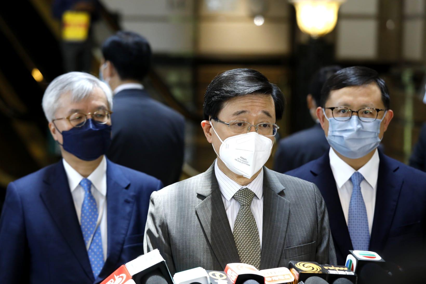 對於有報道指兩名兒子曾與選委共事,李家超自稱,家人無參與競選工作,不會構成所謂利益衝突。